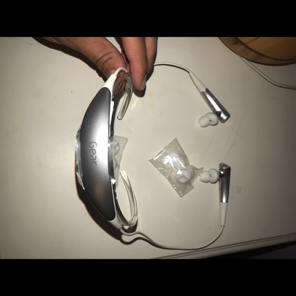 SAMSUNG WIRELESS HEADPHONES - Picture 2 of 2